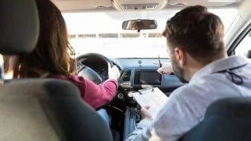 Un couple sur la banquette arrière d’une voiture.