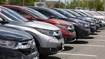 Une rangée de Honda CR-V stationnées dans un parking.