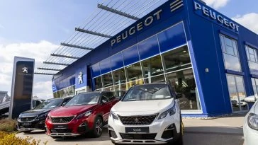 Concessionnaire Peugeot présentant des voitures.

Mots clés : Peugeot, concession, voitures.