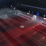 Vue rapprochée d'un scanner à plat en fonctionnement, avec des lumières laser rouges visibles et des marqueurs d'alignement sur la surface de numérisation, idéal pour une numérisation de documents rapide et pas chère.