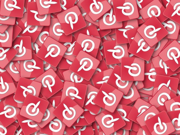 Une pile de carreaux carrés rouges arborant le logo blanc de Pinterest souligne l’engagement indéniable de la plateforme à améliorer la visibilité dans l’activité des médias sociaux.